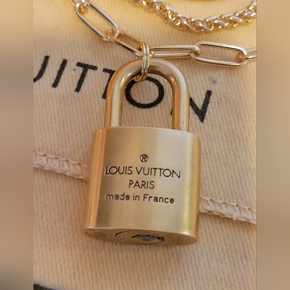GUARANTEED AUTHENTIC Louis Vuitton padlock/Key necklace/bracelet set - Picture 3 of 6